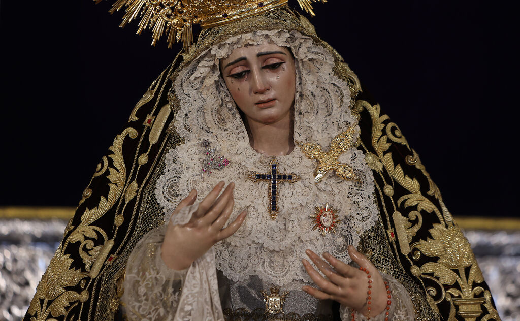 Las impresionantes im&aacute;genes de la Virgen de la Victoria en su besamanos