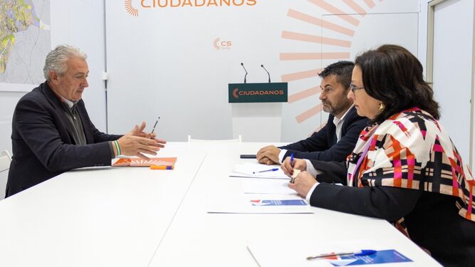 Miguel Ángel Aumesquet (a la izquierda), durante su reunión con representantes de la Unión de Profesionales y Trabajadores Autónomos (UPTA).