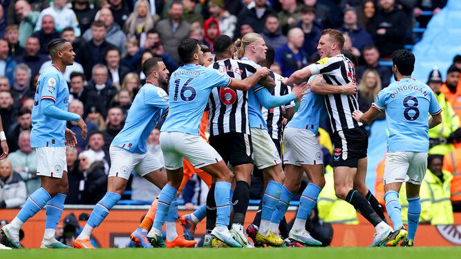 Haaland se enfrenta con los jugadores del Newcastle.