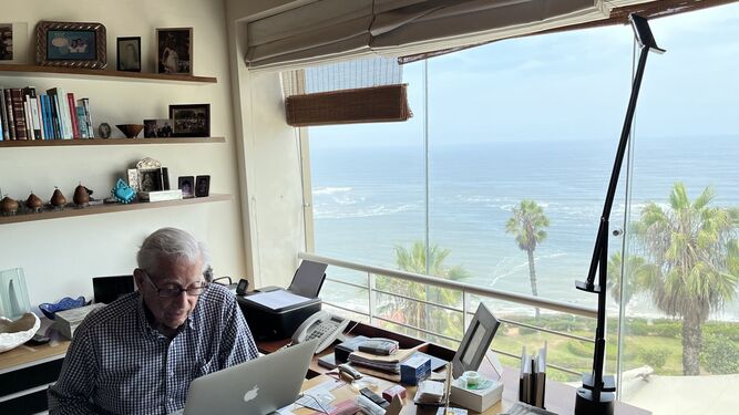 Mario Vargas Llosa en su despacho en Lima este domingo