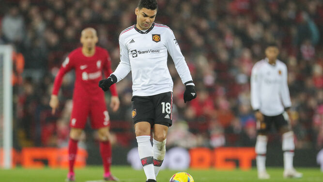 Casemiro toca el balón durante el encuentro ante el Liverpool.