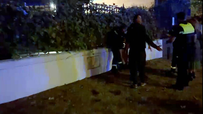 Una captura del vídeo donde puede observarse a los policías locales con las esposas que colocaron a la actriz.