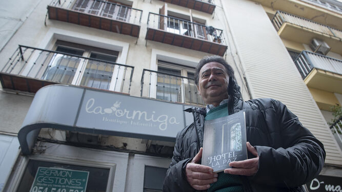 El psicólogo Alfonso Ramírez de Arellano, con su libro "Hotel la Paz".
