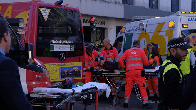 Los servicios de emergencia atienden a los heridos en el accidente del microbús de Tussam en la Campana.