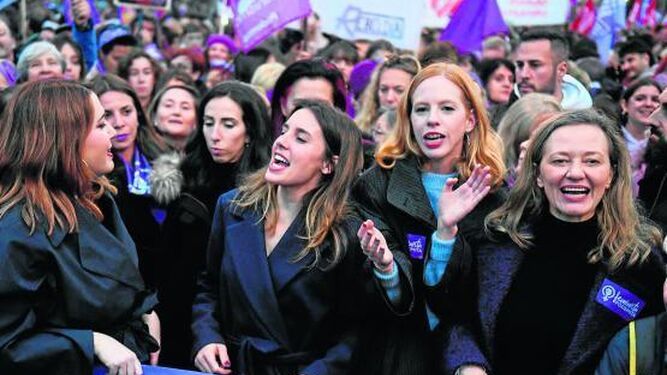 Irene Montero y algunas dirigentes de Podemos, en la manifestación de Madrid.