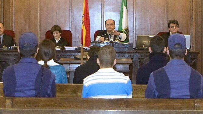 El magistrado Javier González,  en el centro, presidiendo el juicio a Miguel Carcaño por el asesinato de Marta del Castillo.