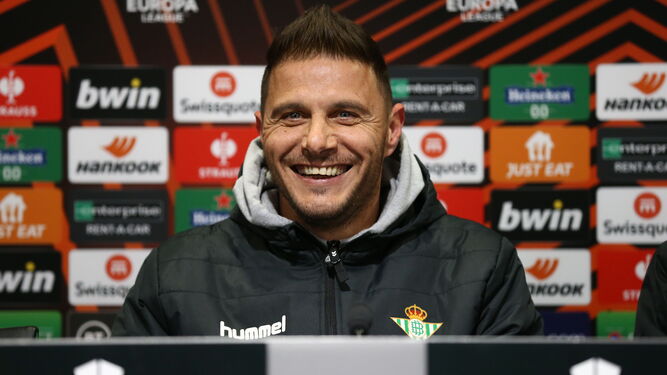 Joaquín sonríe en un momento de la rueda de prensa en Old Trafford.