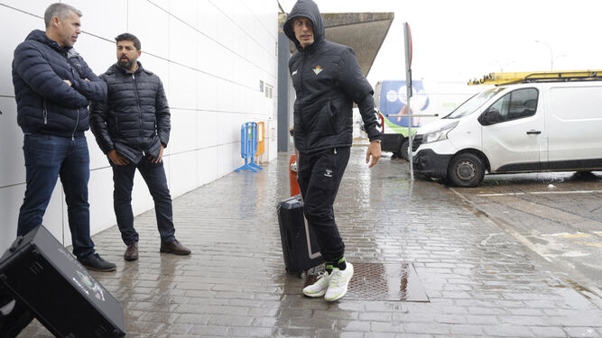 Sergio Canales, a la llega del Betis a San Pablo para volar hasta Manchester.