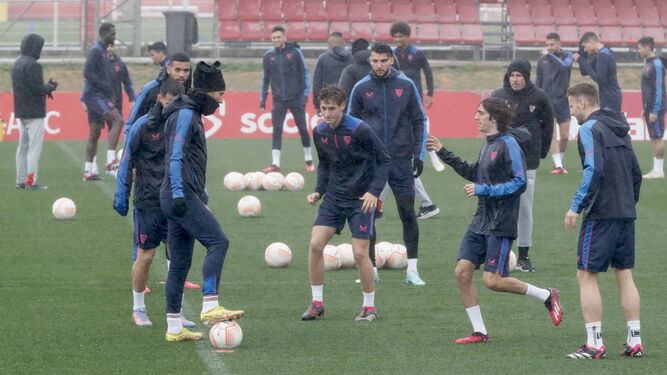 Loïc Badé, en el rondo del fondo, en el entrenamiento del Sevilla de este miércoles.