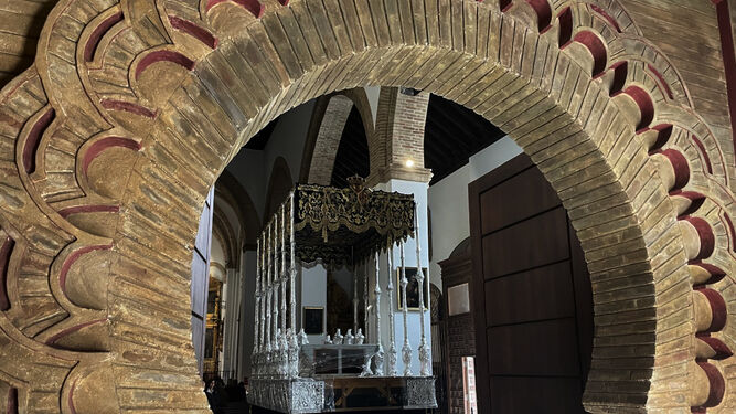 El palio de la Virgen de las Lágrimas, contemplado desde el arco de herradura de Santa Catalina.