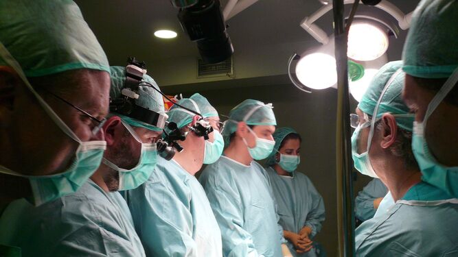 Emilio Gómez, en primer lugar por la derecha, durante la primera cirugía fetal intraútero realizada en Andalucía. En segundo lugar por la izquierda se sitúa el neurocirujano Javier Márquez, en imagen captada en 2007 en quirófano del Hospital Virgen del Rocío.