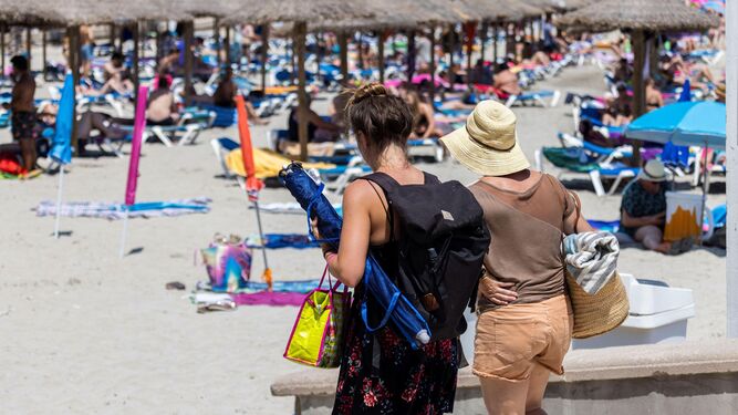 Turistas disfrutan en la playa  de Peguera, en el municipio mallorquín de Calvià.