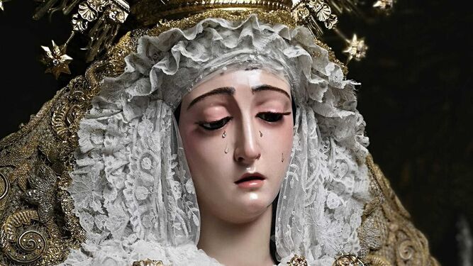 La Virgen del Rosario, ya vestida en su paso de palio.