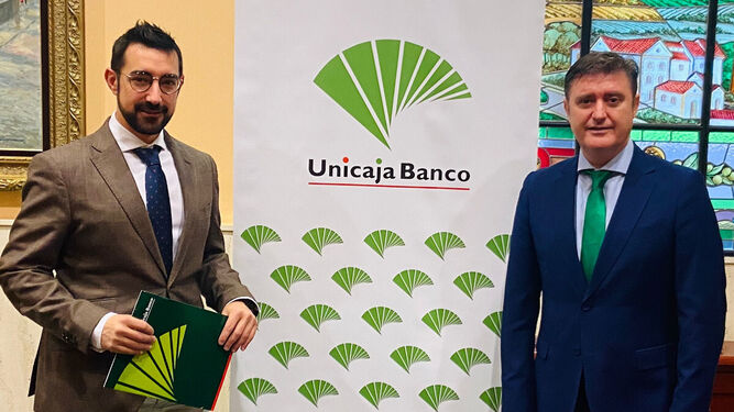 Acto de firma del convenio entre Unicaja Banco y la asociación ACIA de Antequera.