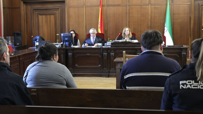Marta M.D. y José Alejandro P.N., ante la presidenta del Tribunal del Jurado que está enjuiciando este caso.