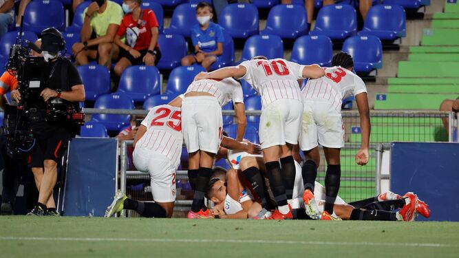 Los futbolistas del Sevilla festejan el gol de Lamela en Getafe el curso pasado.