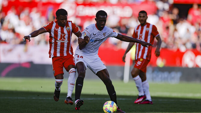 Nianzou disputa el balón a Ramazani en el Sevilla-Almería.