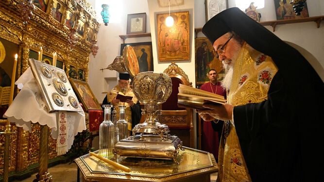 El patriarca ortodoxo de Jerusalén consagra el aceite destinado para la coronación de Carlos III