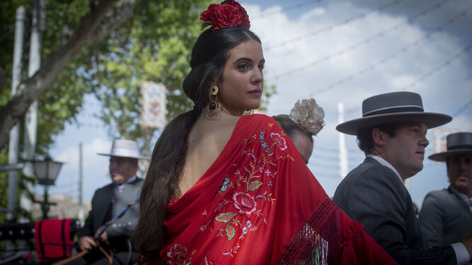 Una flamenca con un traje rojo en la Feria de Abril de 2022.