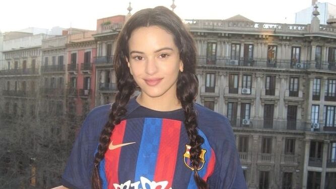 Rosalía ya se ha enfundado la camiseta 'Motomami' del FC Barcelona.