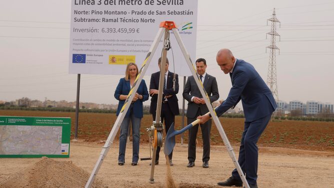 El alcalde de Sevilla y demás autoridades en la primera piedra del tramo Norte de la línea 3 del Metro.