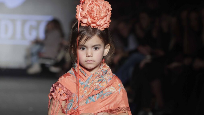 Una niña con un traje de flamenca de la firma Notelodigo.