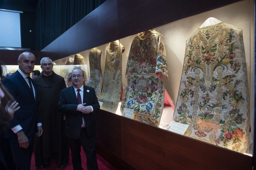El ministro Iceta y el alcalde inauguran las exposiciones en el ayuntamiento para Semana Santa