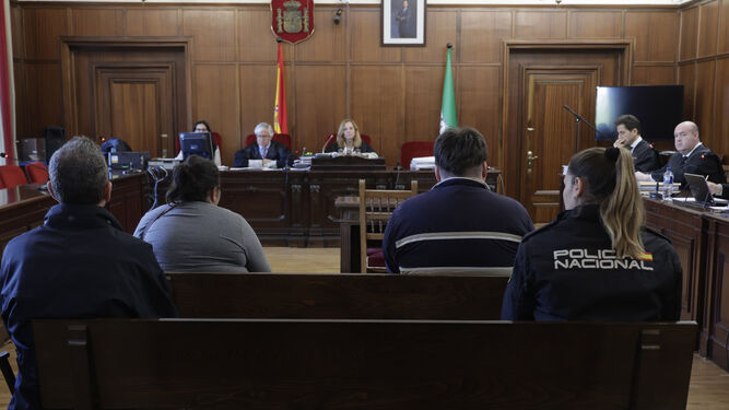 Los dos acusados por el crimen de Valencina, durante el juicio con jurado celebrado en la Audiencia.