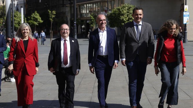 El ministro de Cultura y Deporte, Miquel Iceta, junto al alcalde de Sevilla, Antonio Muñoz, durante una visita a la ciudad por el Día del Cómic.