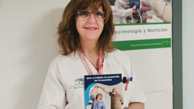 La enfermera Pilar Zarco con la publicación de NURSE en la que ha participado.