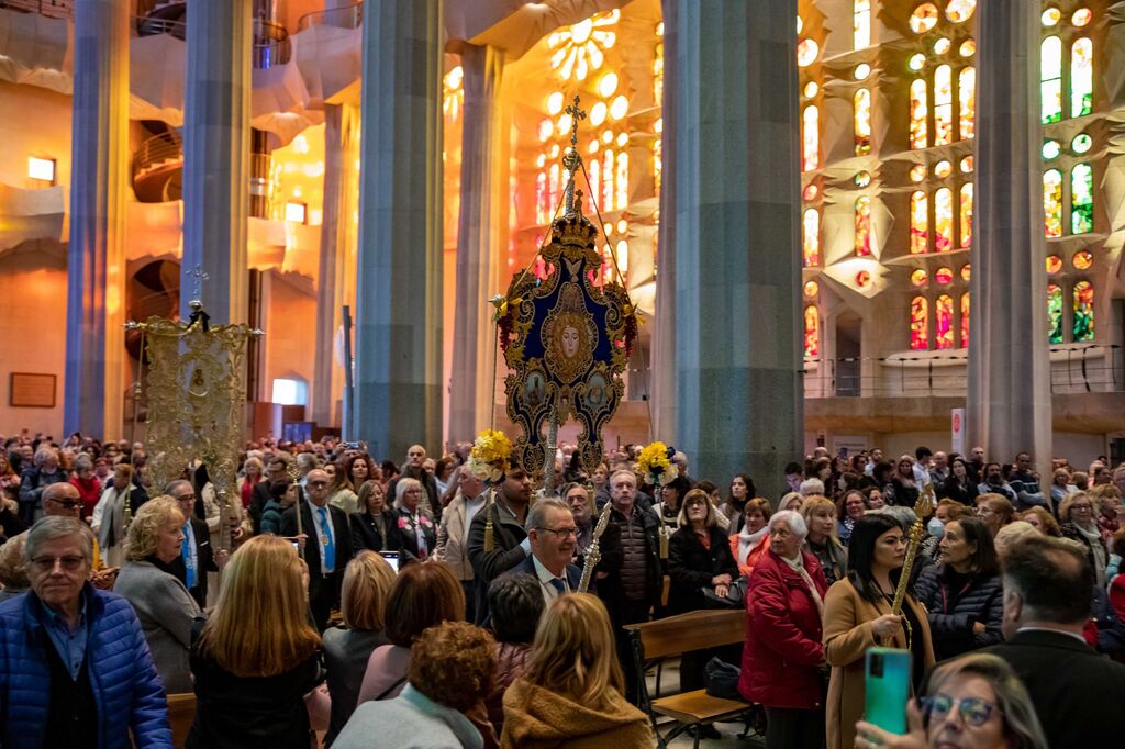 Fotos de Juanma Moreno en la Sagrada Familia de Barcelona durante la misa del 50 aniversario de la romer&iacute;a del Roc&iacute;o en Catalu&ntilde;a