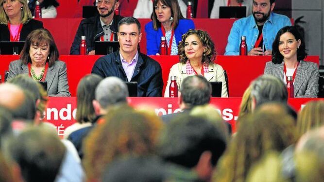 Pedro Sánchez, con Cristina Narbona, María Jesús Montero y Andrea Fernández, en el Comité Federal del PSOE.
