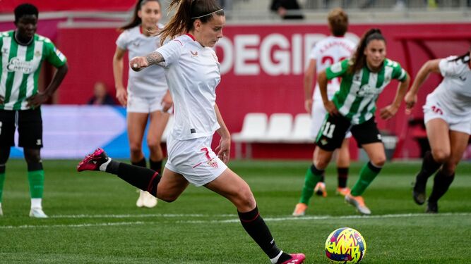 Rosa Otermín transforma el penalti que abrió la goleada del Sevilla en el derbi.