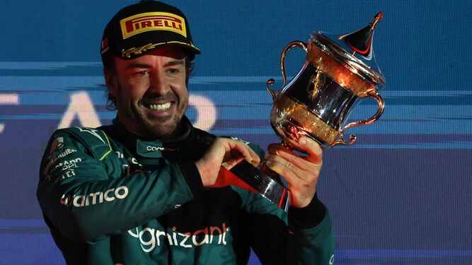 Fernando Alonso, contento en el podio de Yeda.