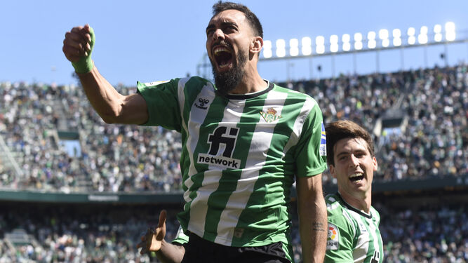 Borja Iglesias celebra su gol con rabia.