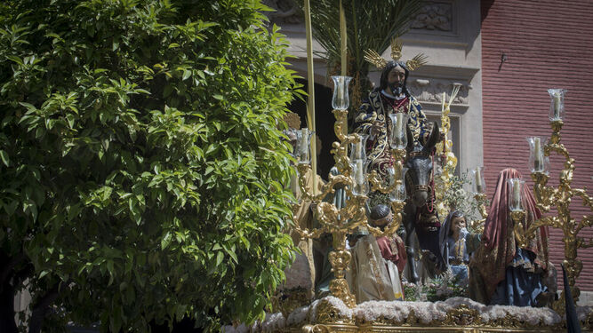 La Borriquita abre la Semana Santa en la Carrera Oficial