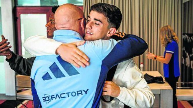 Luis de la Fuente recibe a Gavi con un abrazo en la Ciudad del Fútbol de las Rozas.
