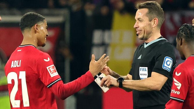 Tobías Stieler bromea con Adli en aquel Bayer Leverkusen-Bayern Múnich.