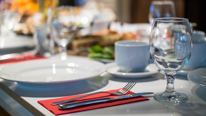 Casi 40 personas sufren una intoxicación alimentaria tras comer en un restaurante de Sevilla