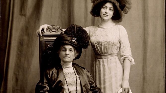 Antonia Mercé y su madre, en una imagen contenida en la biografía de la intérprete que firma Carlos Manso.