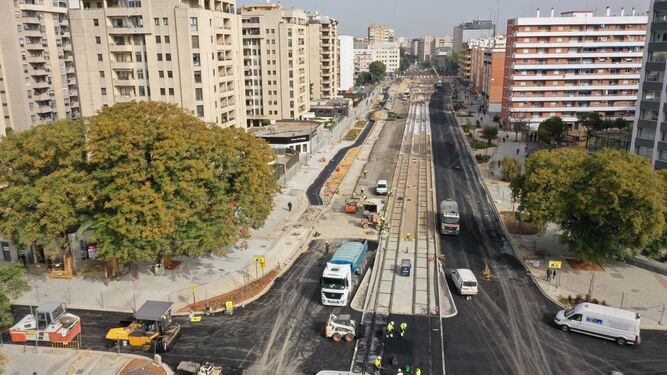 La ampliación del tranvía y el corredor verde por San Francisco Javier llega a Luis Montoto y encara los últimos meses de obra