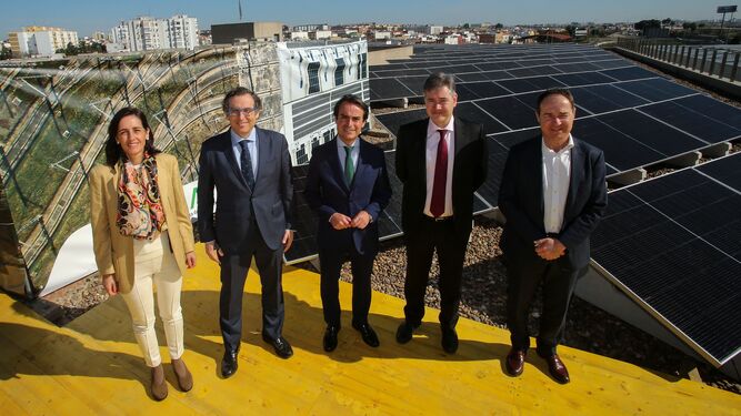 El viceconsejero de Fomento, Articulación del Territorio y Vivienda, Mario Muñoz-Atanet, ha visitado hoy las instalaciones fotovoltaicas en los Talleres y Cocheras .