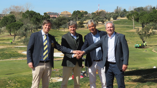 Foto tras el acuerdo entre Garden & Golf y Espinosa Golf Design y la Asociación Española de Campos de Golf.