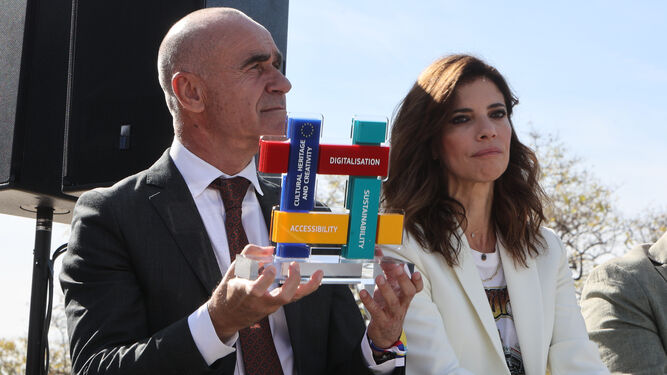 Antonio Muñoz, con la estatua de la capitalidad europea del Turismo Inteligente y la actriz Maribel Verdú.