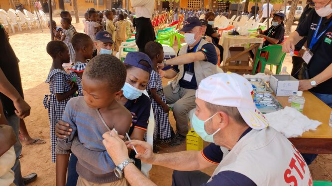 Diez cooperantes sevillanos desarrollan una campaña de vacunación en Costa de Marfil