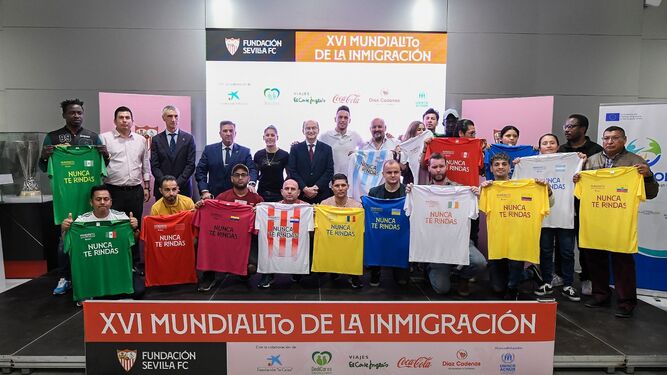 Representantes de las diferentes selecciones posan tras el sorteo del Mundialito de la Inmigración.