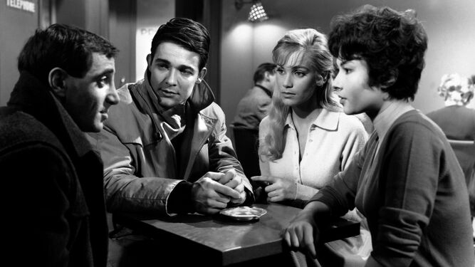 Una imagen de 'Les dragueurs' (1959), primer largo de Mocky con Aznavour.