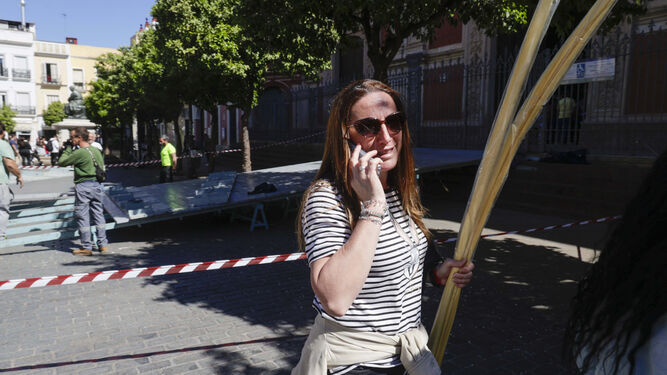 Una mujer con una palma por la Plaza del Salvador en una imagen reciente.