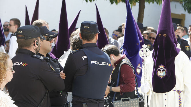 Imagen de archivo de agentes de la Policía Nacional vigilando la salida de la Redención.
