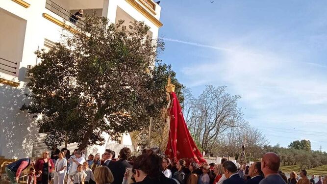 La Virgen de la Hermandad de la Santa Cruz, en su reverencia a las plantas de hospitalización del Hospital El Tomillar.